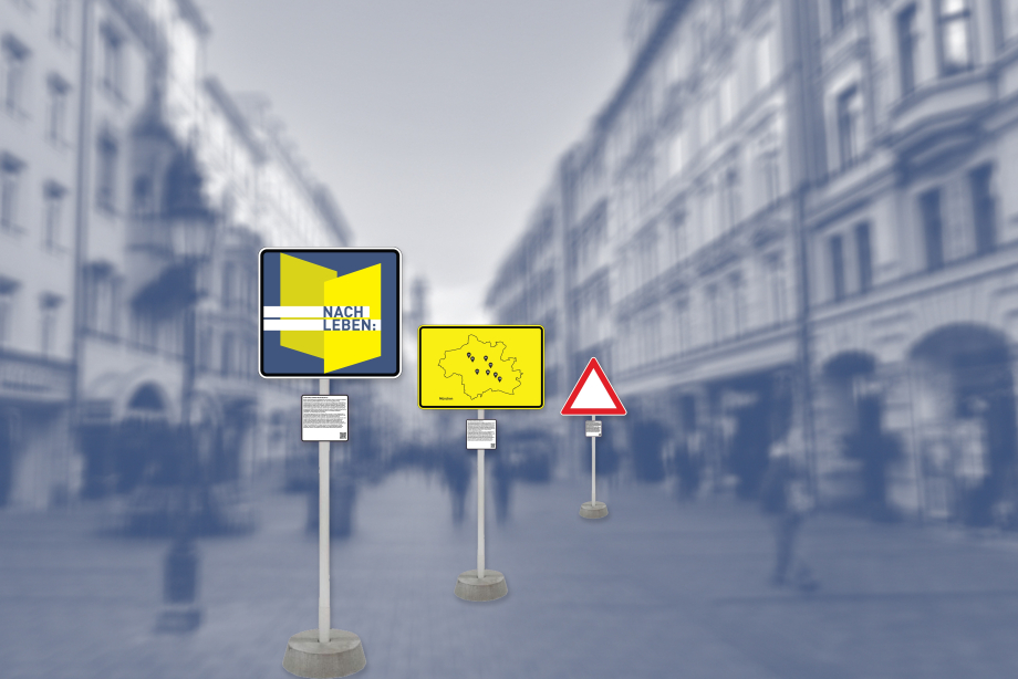 Drei mobile Straßenschilder stehen in einer belebten Fussgängerzone. Diese erscheint jedoch im Gegensatz zu den Straßenschildern undeutlich im Hintergrund.