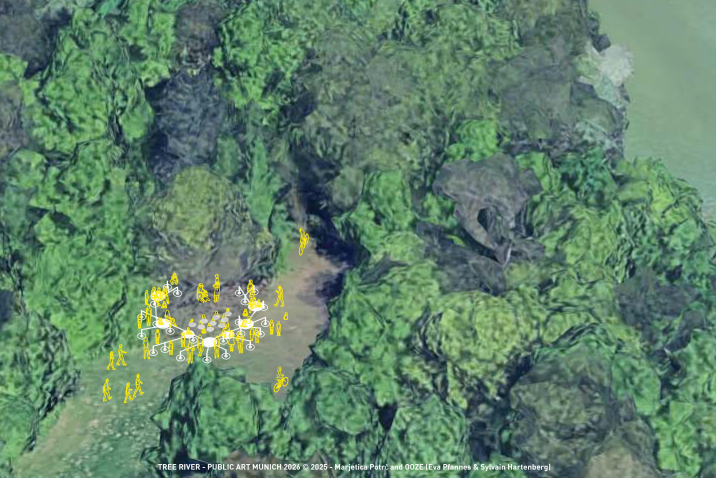 Luftaufnahme eines grünen Waldgebiets mit Fluss, gelbe Piktogramme von Menschen und Fahrrädern markieren einen Versammlungsort auf einer Lichtung.