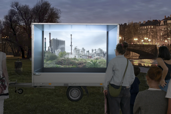 Abendstimmung an der Isar, Menschen betrachten einen Film auf einer mobilen Videoplattform.