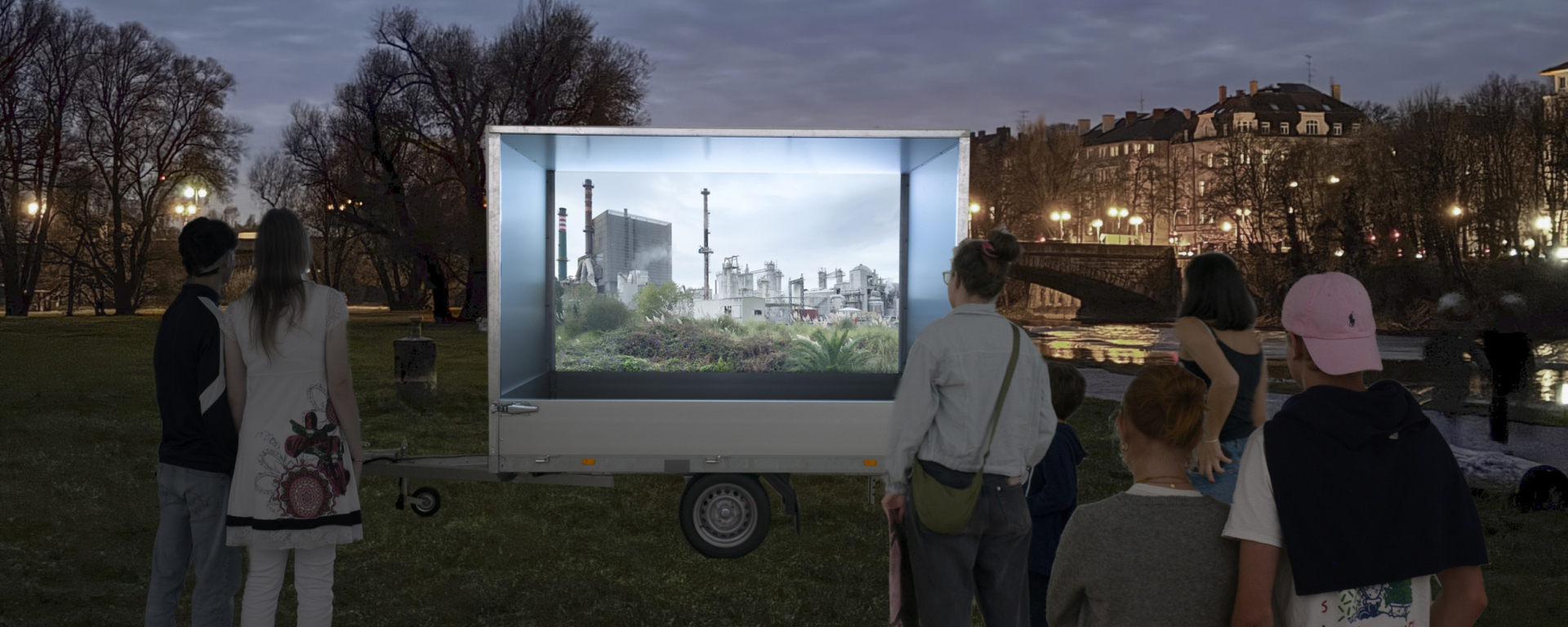 Abendstimmung an der Isar, Menschen betrachten einen Film auf einer mobilen Videoplattform.