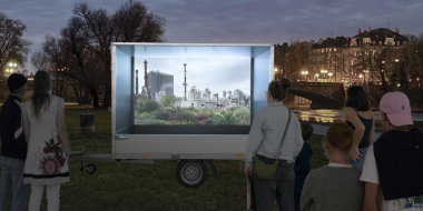 Abendstimmung an der Isar, Menschen betrachten einen Film auf einer mobilen Videoplattform.