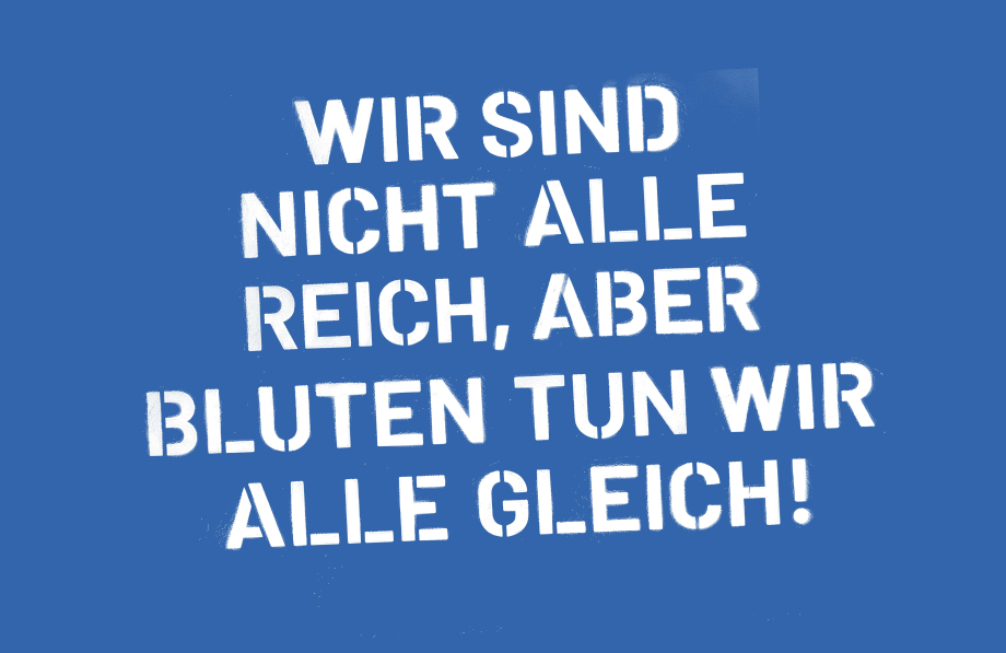 Blaue Bildkachel, auf der in weißen Großbuchstaben steht: "Wir sind nicht alle reich, aber bluten tun wir alle gleich!"