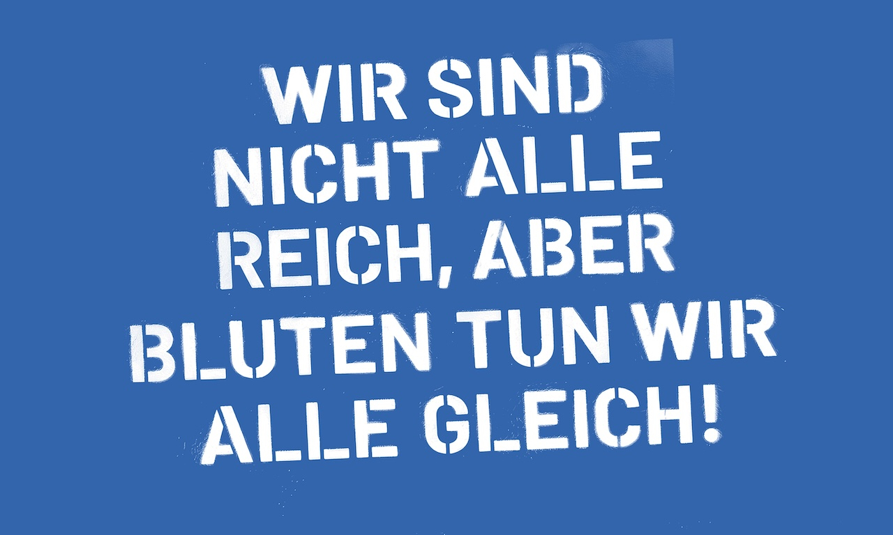 Blaue Bildkachel, auf der in weißen Großbuchstaben steht: "Wir sind nicht alle reich, aber bluten tun wir alle gleich!"