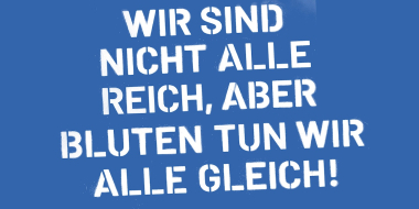 Blaue Bildkachel, auf der in weißen Großbuchstaben steht: "Wir sind nicht alle reich, aber bluten tun wir alle gleich!"