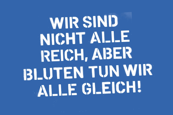 Blaue Bildkachel, auf der in weißen Großbuchstaben steht: "Wir sind nicht alle reich, aber bluten tun wir alle gleich!"