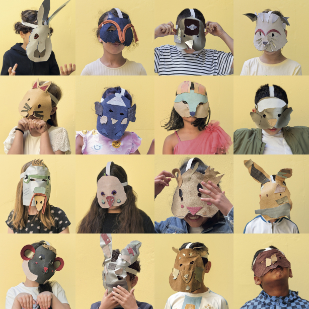 Collage mit Porträts von 16 Kindern vor gelbem Hintergrund, die selbst gebastelte Tiermasken tragen.